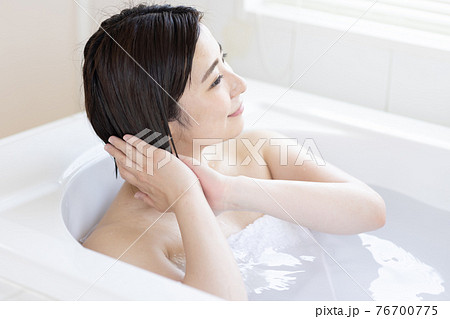 入浴を楽しむ女性 76700775