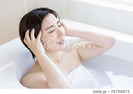 入浴を楽しむ女性 76700875