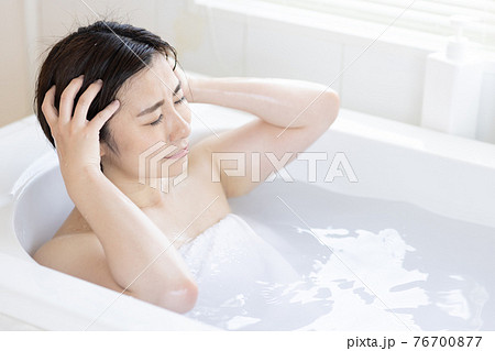 入浴を楽しむ女性 76700877