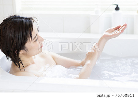 入浴を楽しむ女性 76700911