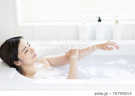 入浴を楽しむ女性 入浴を楽しむ女性 76700914
