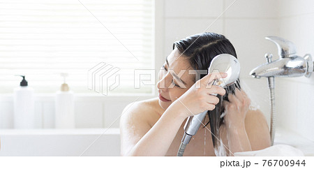 入浴を楽しむ女性 76700944