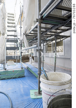 建築途中の家 作業現場、足場イメージ 建築途中の家 作業現場、足場イメージ 76703288