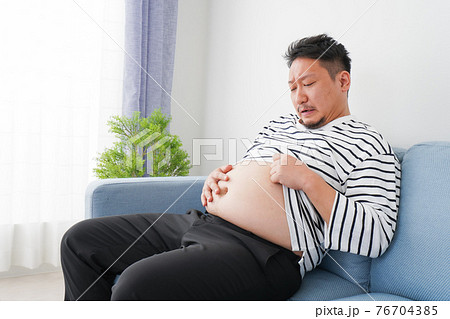食べ過ぎで肥満体型の男性 76704385