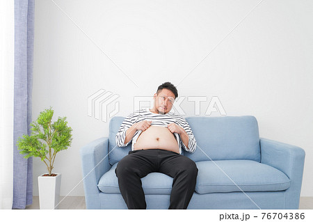 食べ過ぎで肥満体型の男性 76704386