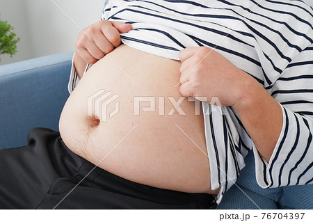 食べ過ぎで肥満体型の男性 76704397