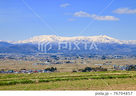 恋人坂からの眺望・春・飯豊山（福島県・喜多方市） 76704857