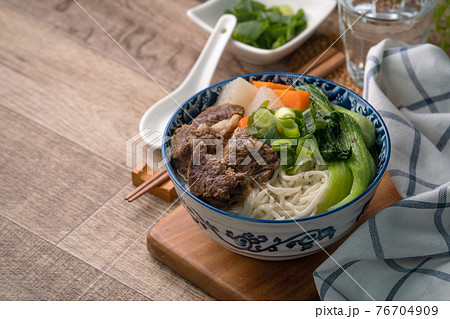 ヌードル 拉麺 麺 76704909