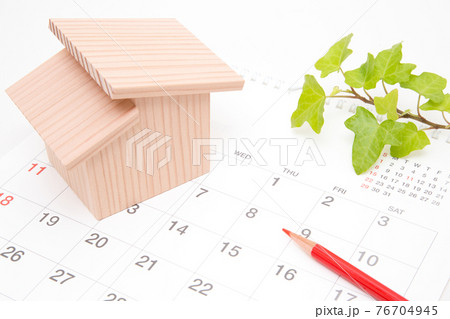 住宅とカレンダー 住宅とカレンダー 76704945