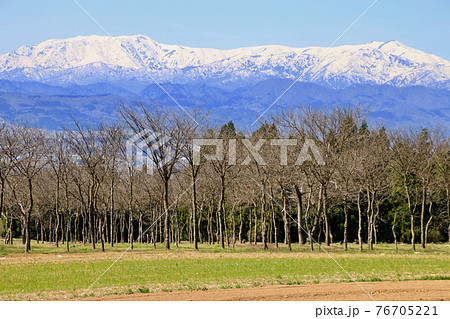春の飯豊連峰（福島県・喜多方市） 76705221