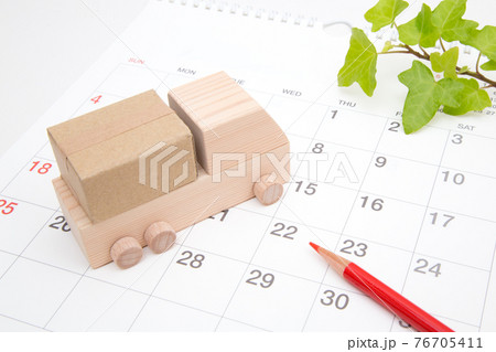 荷物を載せたトラック　カレンダー背景 76705411