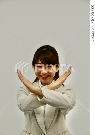 ×のサインを出す女性 ×のサインを出す女性 76705730