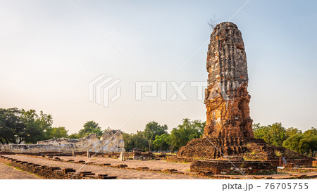 Ancient pagoda at Wat Lokaya Sutharam, Ayutthaya, Thailand 76705755