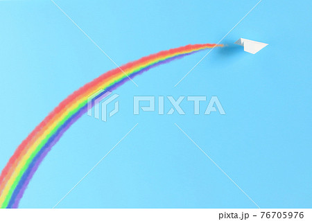 飛行機雲の虹をかける紙飛行機 76705976