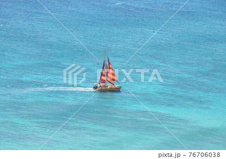 ハワイ、オアフ島、ホノルル、ダイヤモンドヘッドからの眺め、青い海とヨット 76706038
