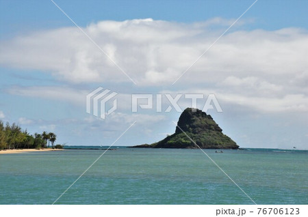 ハワイ、オアフ島、カネオヘ湾、クアロアビーチパーク、チャイナマンズハット 76706123