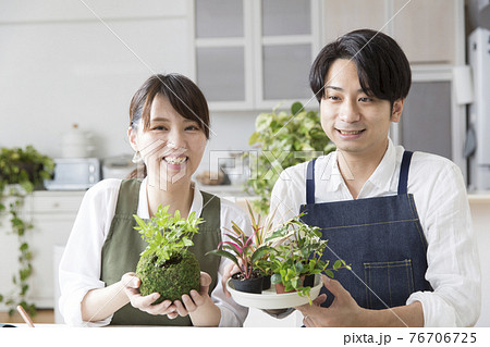 コケ玉作りを楽しむ日本人の若い夫婦、ガーデニング、趣味 コケ玉作りを楽しむ日本人の若い夫婦、ガーデニング、趣味 76706725