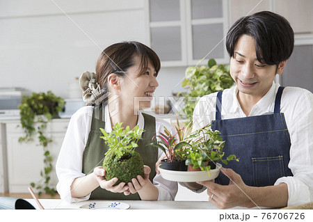 コケ玉作りを楽しむ日本人の若い夫婦、ガーデニング、趣味 コケ玉作りを楽しむ日本人の若い夫婦、ガーデニング、趣味 76706726