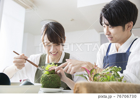 コケ玉作りを楽しむ日本人の若い夫婦、ガーデニング、趣味 コケ玉作りを楽しむ日本人の若い夫婦、ガーデニング、趣味 76706730