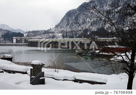 冬の鹿瀬ダム 76706998