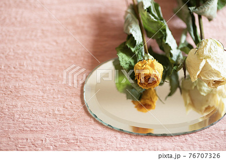 バラのドライフラワーと鏡 76707326