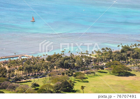 ハワイ、オアフ島、ホノルル、ダイヤモンドヘッドからの眺め、青い海とヨット ハワイ、オアフ島、ホノルル、ダイヤモンドヘッドからの眺め、青い海とヨット 76707491