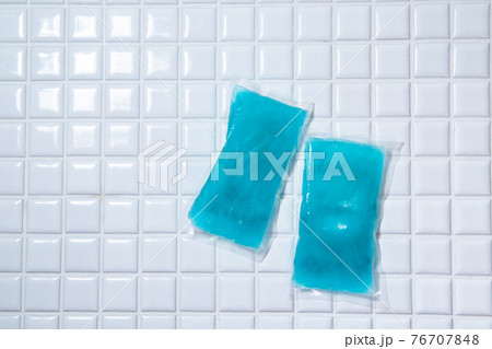 食品や体を冷やす保冷剤・アイスパックが2つ。 76707848
