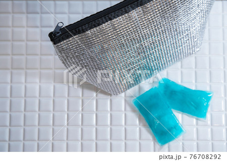 お弁当などを入れる保冷・保温バッグ。クーラーバッグ・ランチバッグ・保冷剤。 お弁当などを入れる保冷・保温バッグ。クーラーバッグ・ランチバッグ・保冷剤。 76708292