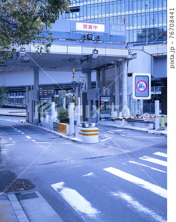 東京大手町の首都高速入り口に入る車 東京大手町の首都高速入り口に入る車 76708441