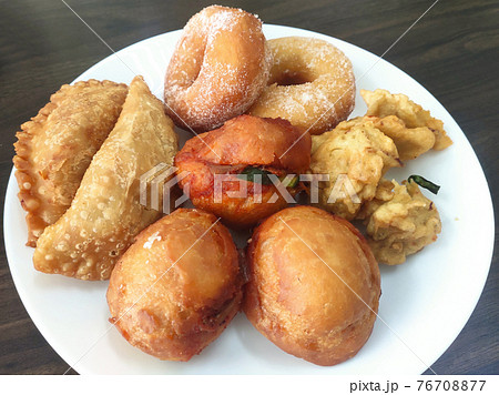 Malaysian cakes are on display for sale on the table. Sort by type to make it easier for customers to buy. Malaysian cakes are on display for sale on the table. Sort by type to make it easier for customers to buy. 76708877