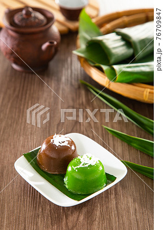 Kuih kosui, traditional Malaysian Nyonya sweet dessert cake. It is best eaten with freshly grated coconut. 76709847