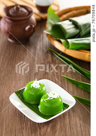 Kuih kosui, traditional Malaysian Nyonya sweet dessert cake. It is best eaten with freshly grated coconut. 76709848