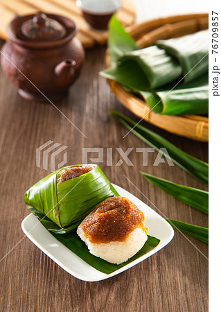 Kuih Pulut inti, traditional Malaysian Nyonya sweet dessert. It is made of steamed glutinous rice with coconut milk and eaten with coconut filling. 76709857