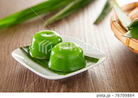 Kuih kosui, traditional Malaysian Nyonya sweet dessert cake. It is best eaten with freshly grated coconut. 76709864