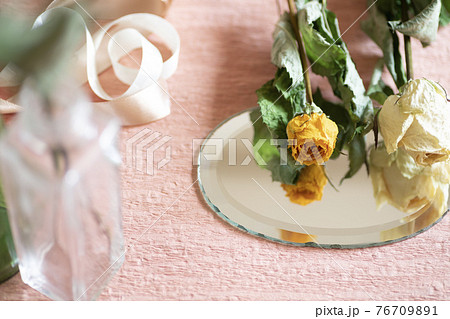 バラのドライフラワーと鏡とリボン バラのドライフラワーと鏡とリボン 76709891