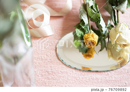 バラのドライフラワーと鏡とリボン バラのドライフラワーと鏡とリボン 76709892