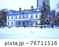 雪が積もる真冬の豊平館 76711516