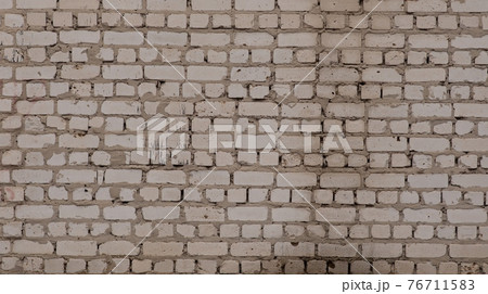 Horizontal white brick wall. Grunge wall. Texture. 76711583
