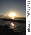 港町の海に落ちる夕日 76711711