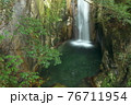 滝の風景 76711954