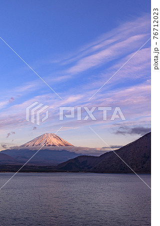 （山梨県）夕暮れの紅富士と竜ヶ岳の尾根 76712023