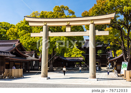 (東京都ー都市風景)春の明治神宮南玉垣鳥居風景2 (東京都ー都市風景)春の明治神宮南玉垣鳥居風景2 76712033