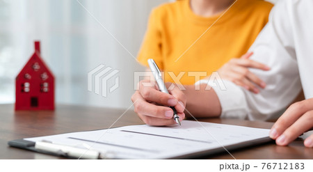 Couples signed a contract to buy a house from the broker. 76712183