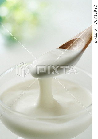 スプーンでたらしたヨーグルト 76712933