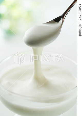 スプーンでたらしたヨーグルト スプーンでたらしたヨーグルト 76713053