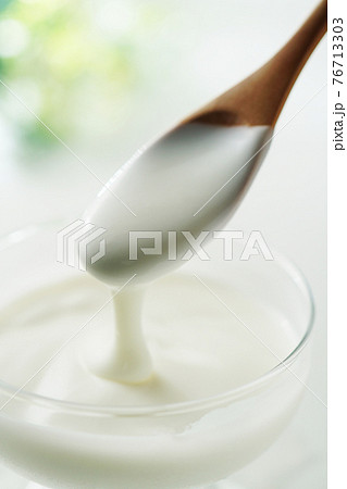 スプーンでたらしたヨーグルト スプーンでたらしたヨーグルト 76713303