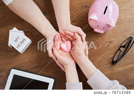 ライフスタイルを考えるアジア人の男女の手元 76713389