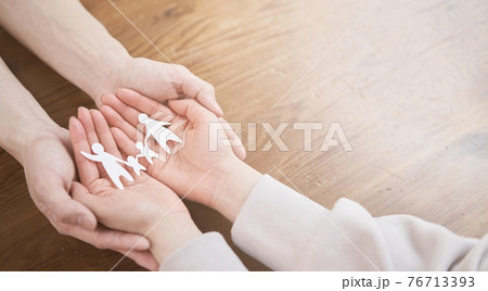 家族について考えるアジア人の男女の手元 家族について考えるアジア人の男女の手元 76713393