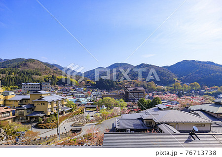 ハナモモ満開の昼神温泉 76713738