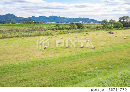 山々のふもとの整備中の芝生 76714770